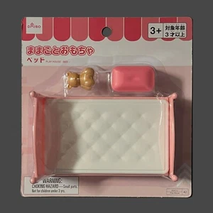 Oso de peluche cama y almohada - Casa de juego casa de muñecas muebles rosa plástico margarita - Imagen 1 de 2