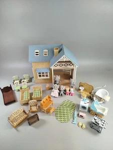 Sylvanian Families Riverside Lodge Haus mit Figuren, Möbeln, Zubehör - Bild 1 von 9