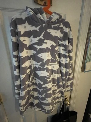 Toalla de playa con capucha estampado de tiburón Mini Boden Terry para nadar 9-10 años Foto 1 de 4