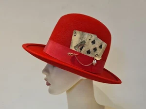 Sombrero Homburg rojo A Child of the Jago - Imagen 1 de 14