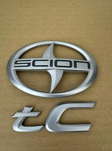 ENVÍO GRATUITO OEM 11 12 13 14 15 16 SCION TC EMBLEMA MALETERO TRASERO LOGOTIPO INSIGNIA CONJUNTO - Imagen 1 de 2