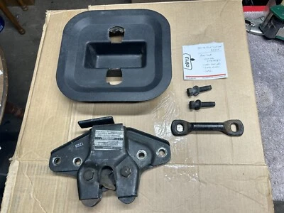 Ford Bronco 1978-1996 - Base de montaje de asiento de banco trasero + pestillo de pernos de golpe Foto 1 de 4