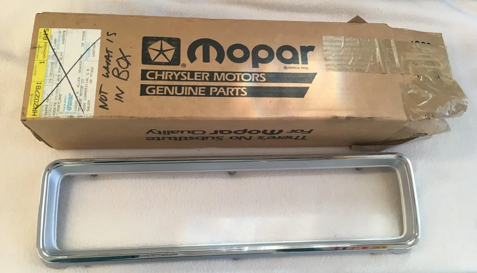NOS Mopar 75-78 道奇摩纳哥尾灯挡板右侧,旅行车除外,Brougham — 第 1/4 张图片