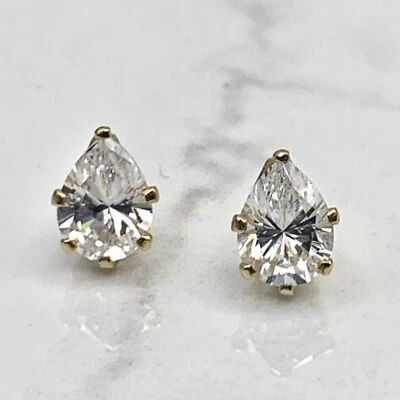 Aretes solitarios de circonita cúbica con corte de pera de 2 CTW rellenos de oro amarillo precio de venta sugerido por el fabricante $60 Foto 1 de 4