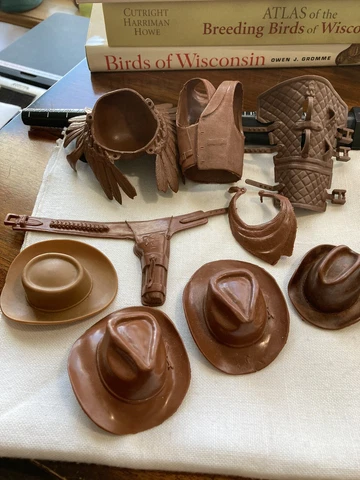 Marx Johnny West Geronimo Fighting Eagle Accessories Parts Holster Head Dress ++ Cover