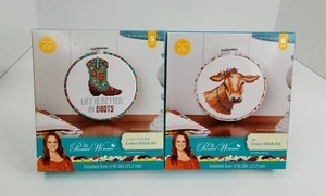 THE PIONEER WOMAN NEU IM KARTON KREUZSTICH-SETS DAS LEBEN IST BESSER IN STIEFELN & KUH SET (2) - Bild 1 von 6