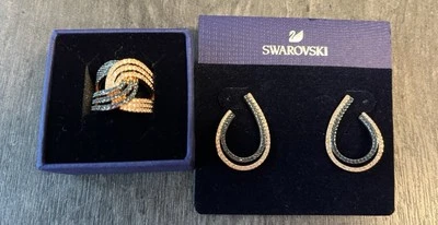 BRINCOS DE ARGOLA E ANEL DE CRISTAL SWAROVSKI AZUL/BRANCO/OURO ROSA - NOVO - Imagem 1 de 4