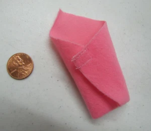 Dollhouse-Sized Baby Hot Pink Wrap Towel Blanket Cloth For Loving Family Barbie - Picture 1 of 5