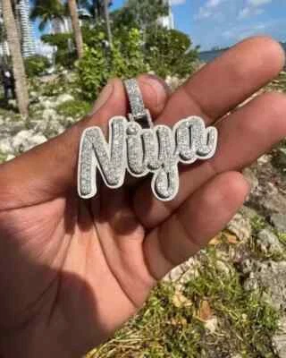 Colgante Moissanite de 2 quilates corte redondo personalizar nombre para hombre enchapado en oro blanco de 14 quilates Foto 1 de 4