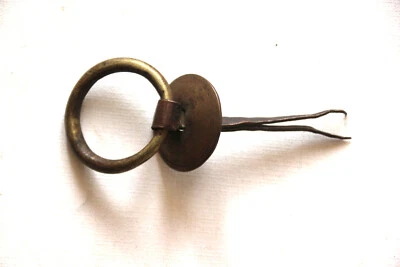 Ancienne petite poignée de meuble en laiton doré avec clou - Photo 1/3