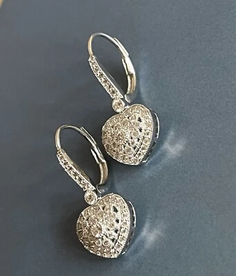 Aretes de diamantes en oro blanco de 9 quilates con racimo de corazón de 0,75 quilates aros con palanca de 1 quilate Foto 1 de 4