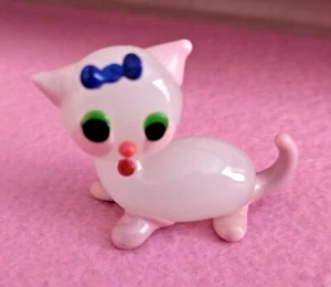 Rosa y Blanco Vidrio Ahumado Escultura Gatito Adorno Estatuilla Gatos Felinos RARA - Imagen 1 de 5