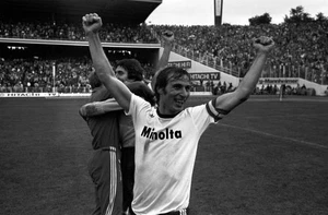 Players officials FC St Pauli are high spirits after surprising vi- Old Photo - Bild 1 von 1