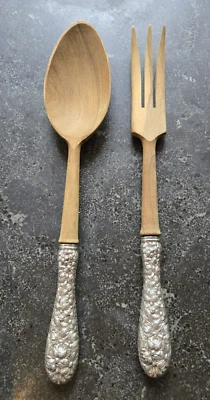 Juego de servir ensalada Stieff de plata esterlina Rose Repousse 2 piezas HH madera de olivo 10 1/2" Foto 1 de 4