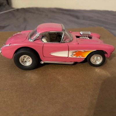 Road Legends 1957 Chevrolet Corvette Gasser rosa escala 1/18 colecionável fundido - Imagem 1 de 4