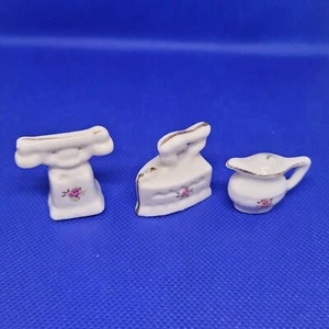 Porcelana Miniaturas Tetera Plancha Teléfono Set de 3 Accesorios Casa de Muñecas - Imagen 1 de 3