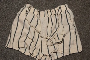 Damen Shorts, Beige, Gr. S mit schwarzen Streifen - Bild 1 von 1