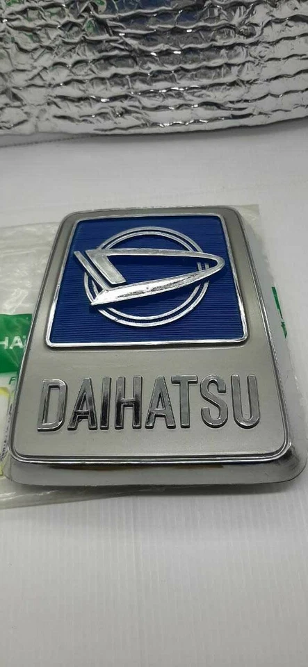 DAIHATSU Truck Delta DV 22 1500 '1970–79 NOS - EMBLEM - DV21/DV26/SV16  - Image 1 of 4