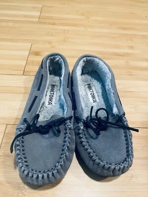 Zapatillas para mujer Minnetonka de suela dura de cuero forradas de piel sintética gris carbón talla 7M Foto 1 de 4