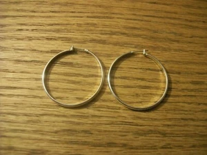Women's Hoop Pierced Earrings Plain Silver Tone Metal 1 9/16" in Diameter - Picture 1 of 2