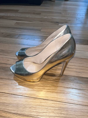 Zapatos de tacón de aguja de charol dorado Joan & David Danicolette talla 10 Foto 1 de 4