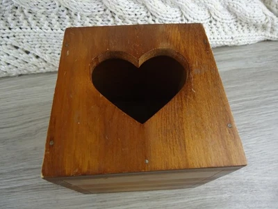 Cubierta de caja de pañuelos de madera Country Heart rústica núcleo de casa de campo LEER Foto 1 de 4