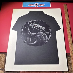 Mortal Kombat T-Shirt Design Mock-up Midway Games Company Pubblicità Originale C - Foto 1 di 3