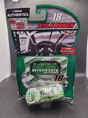 KYLE BUSCH 2017 1/64 #18 NASCAR AUTHENTICICS BATERÍAS INTERESTATALES ONDA 10 CAMRY  Foto 1 de 2