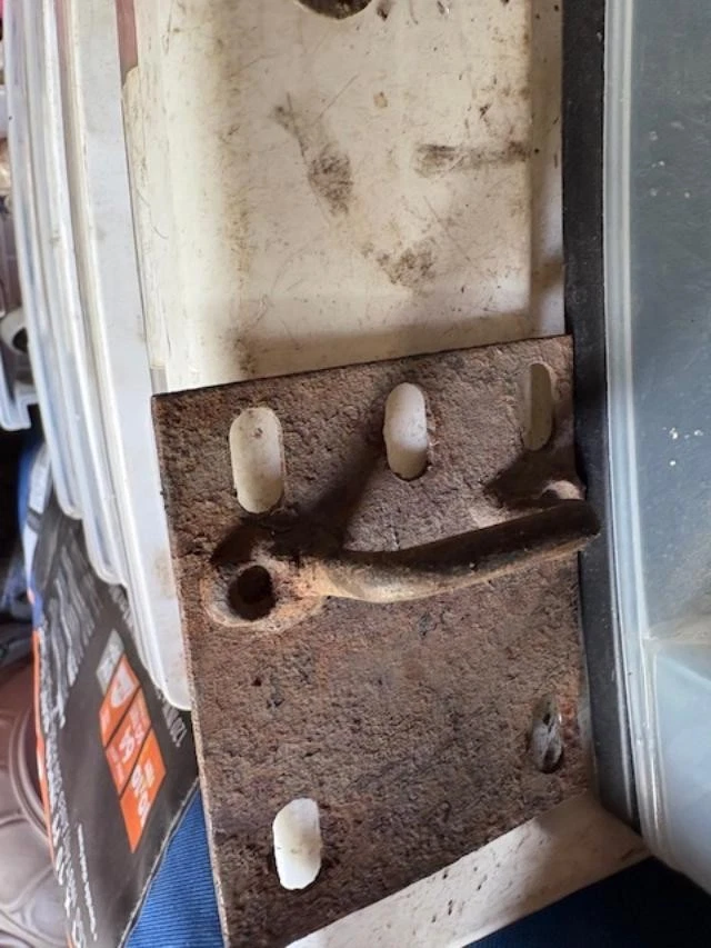 JEEPSTER COMMANDO ASSENTO TRAVA SUPORTE PASSAGEIRO JEEP COMMANDO - Imagem 1 de 1