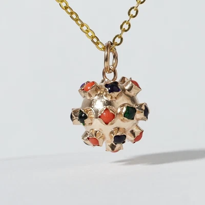 Dije colgante vintage de oro de 9 quilates con múltiples piedras preciosas de mediados de siglo Foto 1 de 4
