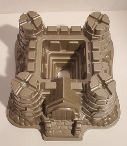 NORDIC WARE SAND CASTLE CAKE BAKING MOLD SHAPED BUNDT PAN MADE IN USA 10 CUPS - Foto 1 di 6