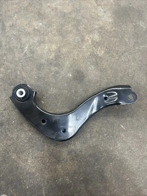 Brazo de control superior trasero izquierdo Lexus ES250 2024 - 48790-06010 Foto 1 de 3