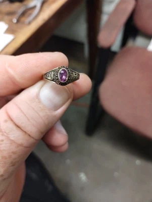 Anel John Roberts Class 10kt amarelo bom com pedra de ametista oval 3,81g  - Imagem 1 de 4