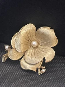 Vintage Lisner Brosche signiert goldfarben Blumen 3 Kunstperlen - Bild 1 von 6
