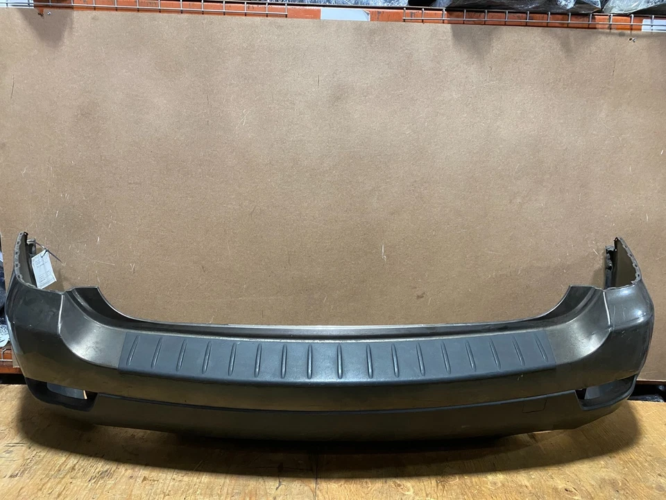 Cubierta de parachoques trasero Subaru Tribeca 2008 a 2014 OEM L3706 Foto 1 de 4