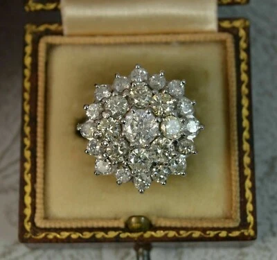 Anillo para mujer enchapado en oro amarillo de 14 quilates con racimo de diamantes creados en laboratorio de 2 quilates Foto 1 de 4