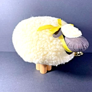 Estatua de felpa polar oveja Le Mouton Dept 56 decoración arco amarillo patas de madera - Imagen 1 de 6