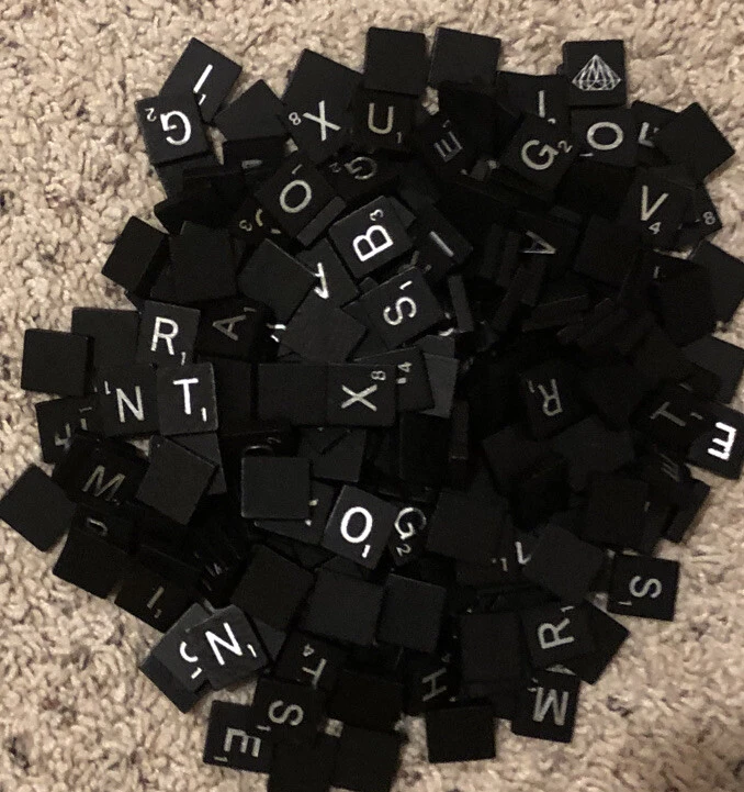 Azulejos de letras del alfabeto Scrabble arte artesanal azulejo único de madera negro y plateado Foto 1 de 1