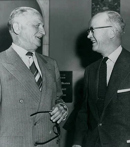 Foto AP Wire 1956 General de la Fuerza Aérea de los Estados Unidos Carl Spaatz Marina Almirante Robert Carney - Imagen 1 de 2