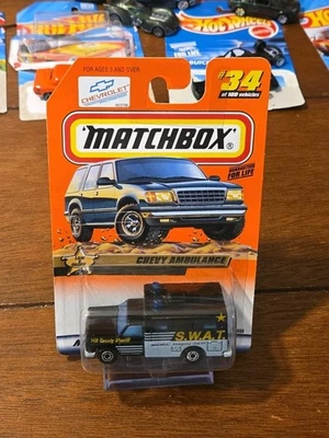 火柴盒法律与订单雪佛兰 (1998) 雪佛兰 AMBULANCE S.W.A.T. 玩具卡车 #34/100 — 第 1/2 张图片