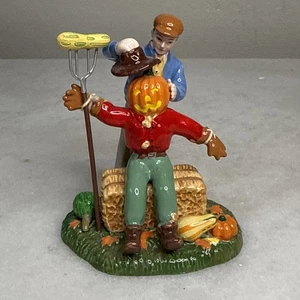 Department 56 Village Halloween 2005 Topping Off The Scarecrow 54701 ohne Karton - Bild 1 von 3