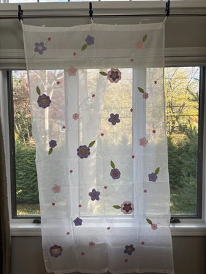 Vintage 6 paneles blancos transparentes bordados florales Jessica Pottery Barn 44X84 Foto 1 de 4
