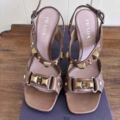Sandalias de tacón de cuero con tachuelas de metal antiguo dorado caramelo Prada de colección caja 38 Foto 1 de 4