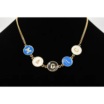 Collar Capilla MAGIC Collar Azul Blanco Esmalte Letras Tono Dorado Firmado BinA Foto 1 de 4
