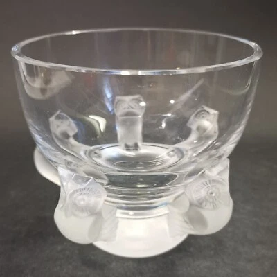 LALIQUE, Vase en cristal, en forme de coupe à décor de hiboux, signé, H. : 13 cm - Photo 1/4