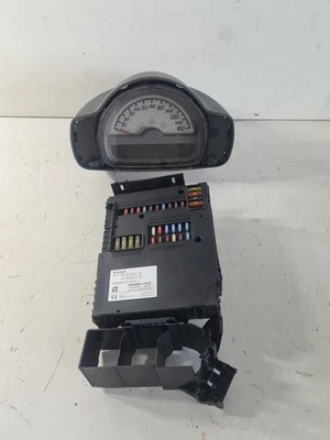 Tacho & Zentraleinheit SAM A4515401250 / 001  Smart 451  ForTwo Benziner Nr.1 - Bild 1 von 3