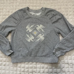 ANTHROPOLOGIE Jason Yun Palomas Medianas Sudadera Gris Gráfico Pullover - Imagen 1 de 8