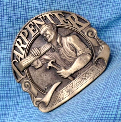 Fivela de cinto carpinteiro construção latão vintage anos 70 design prêmio medalhas .QRT162 - Imagem 1 de 4