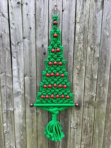 Vintage Makramee MCM Weihnachtsbaum Wandbehang grün mit roten Holzperlen 35x13 - Bild 1 von 5