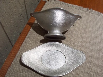 Cuenco y placa base de barco de salsa de aluminio martillado Guardian Service Ware de colección Foto 1 de 4